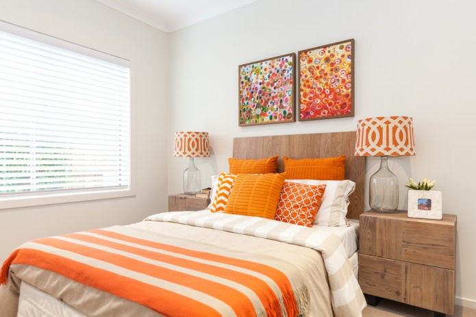 orange Kissen im Schlafzimmer