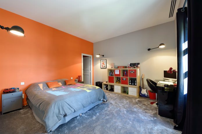 Grau-oranges Zimmer für einen Teenager