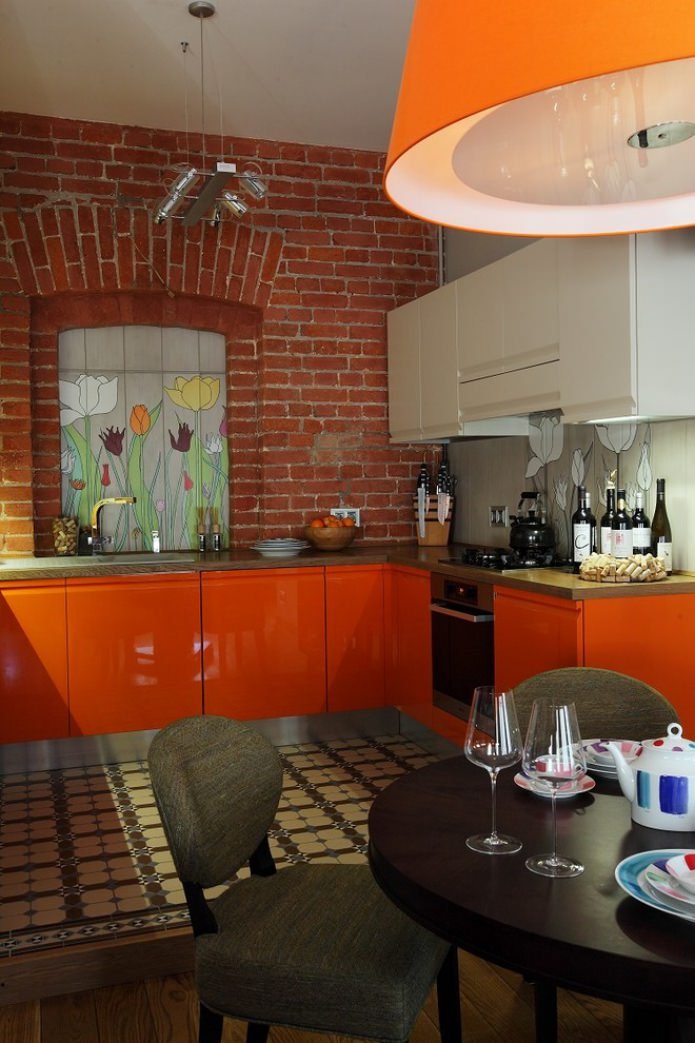 Loftküchen-Interieur mit orangefarbenen Möbeln