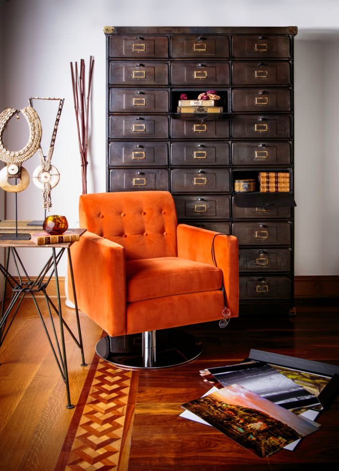 orangefarbener weicher Stuhl
