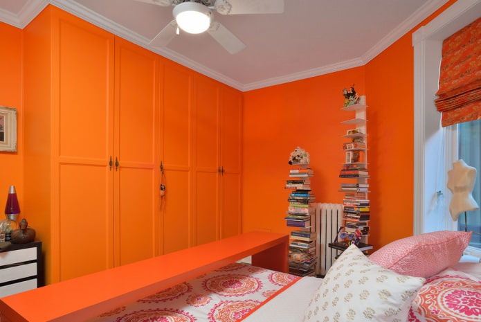 orangefarbener Kleiderschrank