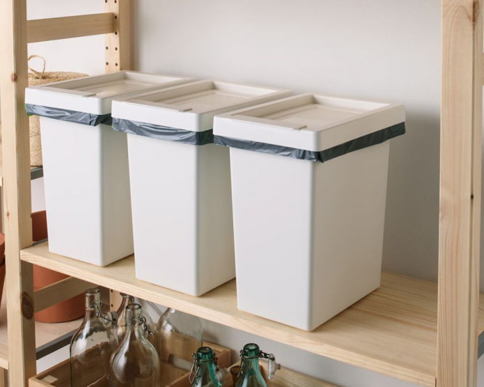 Behälter im Regal 10 l