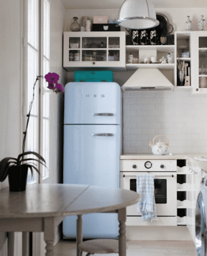 Schrank über dem Kühlschrank