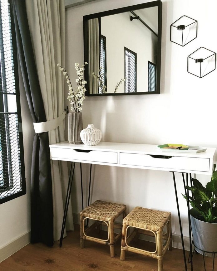 Ekbi Ikea mit Metallbeinen