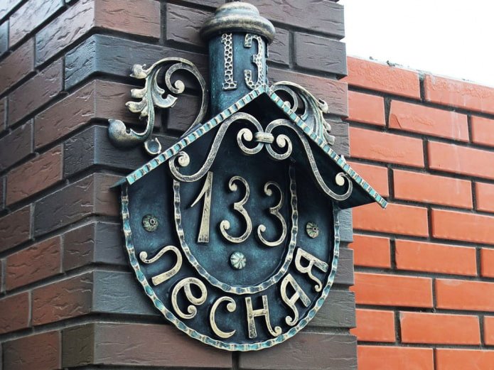 Gefälschtes Schild mit einer Adresse