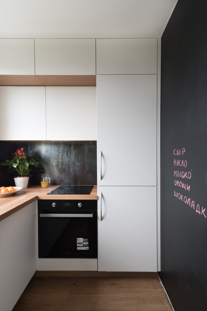 Eingebauter Kühlschrank und Backofen