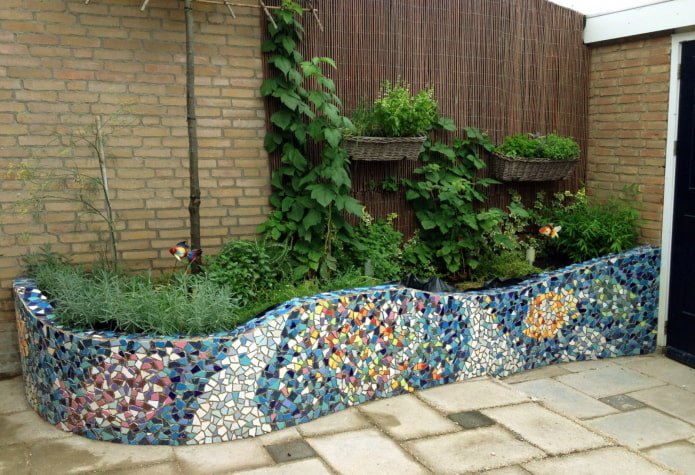 Blumenbeetdekor mit zerbrochenen Fliesen