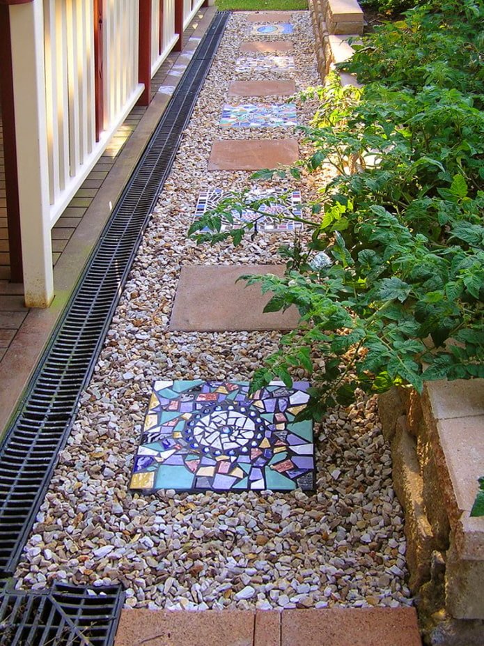 Pfad mit zerbrochenem Mosaik