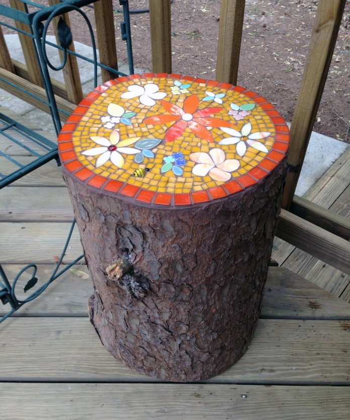Mosaik auf einem Baumstumpf