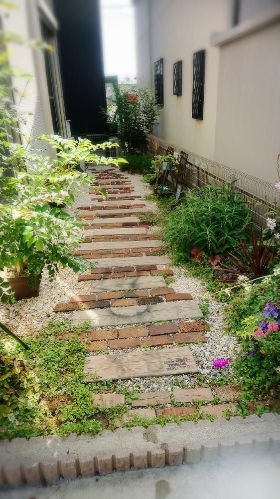Pfad aus Ziegeln und Brettern