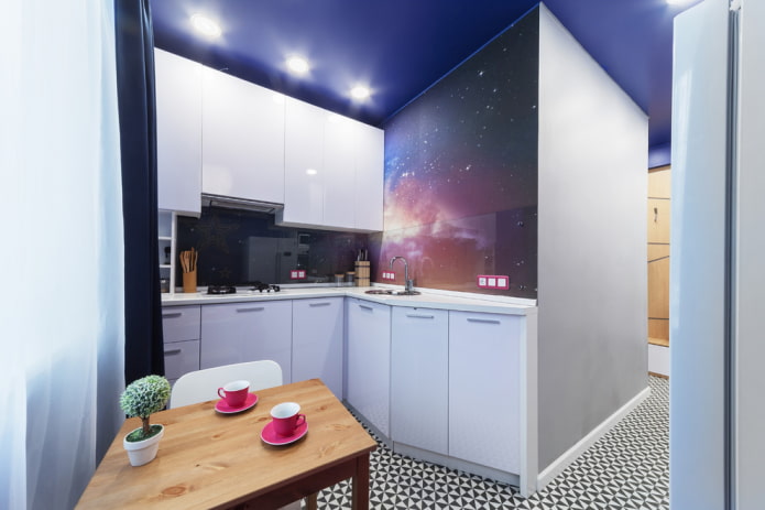 Strahler an einer Spanndecke im Kücheninterieur