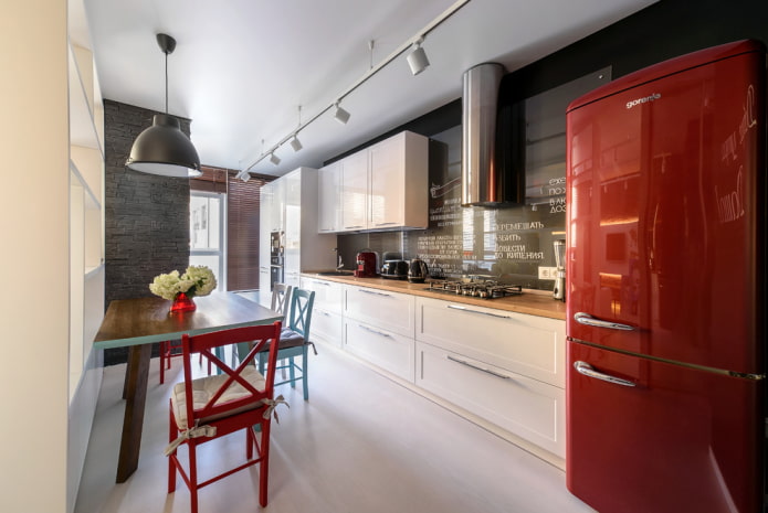 Spanndecke mit Strahlern im Kücheninterieur