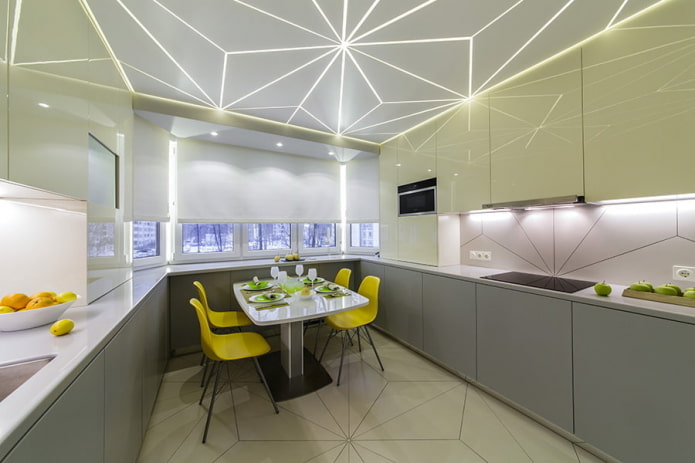 Spanndecke mit Hintergrundbeleuchtung im Kücheninterieur