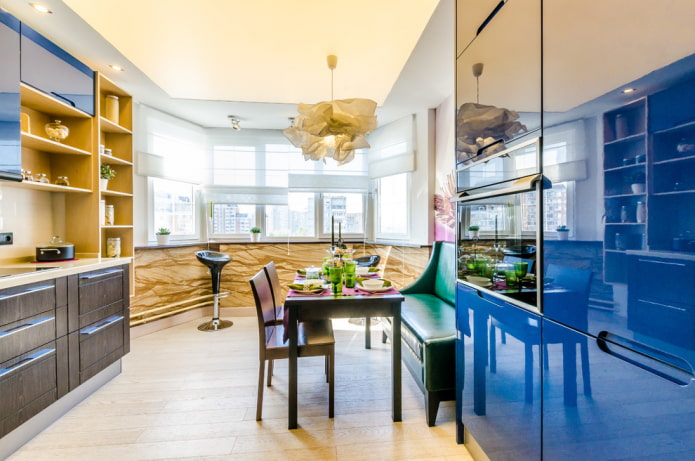 Spanndecke mit Hintergrundbeleuchtung im Kücheninterieur