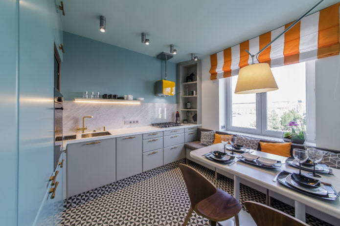 Spanndecke mit Strahlern in das Kücheninterieur