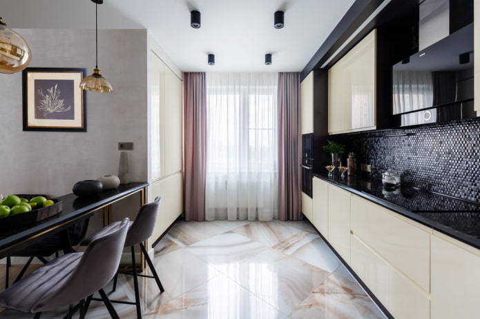 Spanndecke mit Strahlern im Kücheninterieur