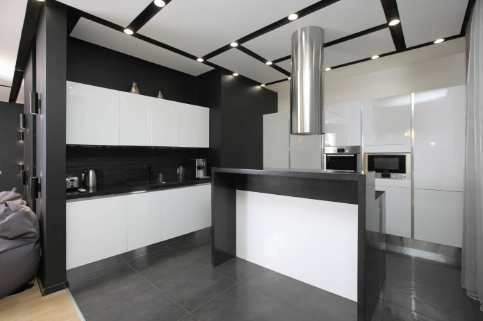 Schwarz-weiße Decke mit Spotbeleuchtung