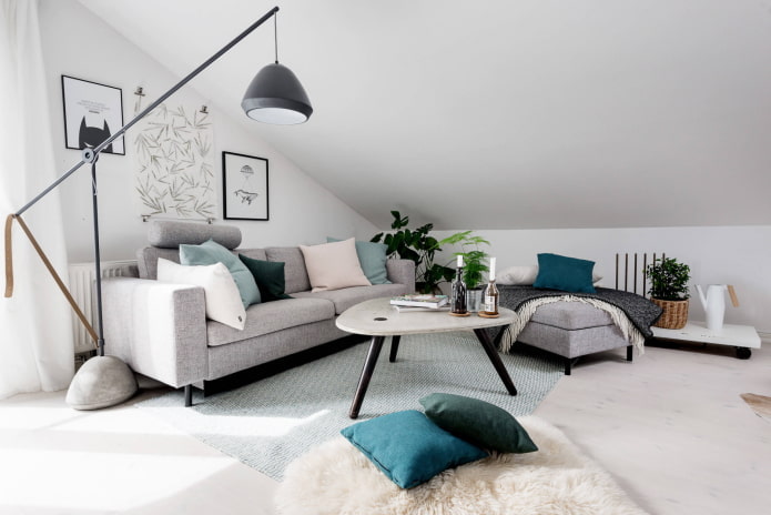 Stehlampe über dem Sofa