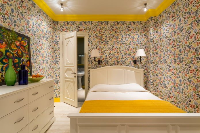 Kleines Schlafzimmer mit Wandlampen und Strahlern
