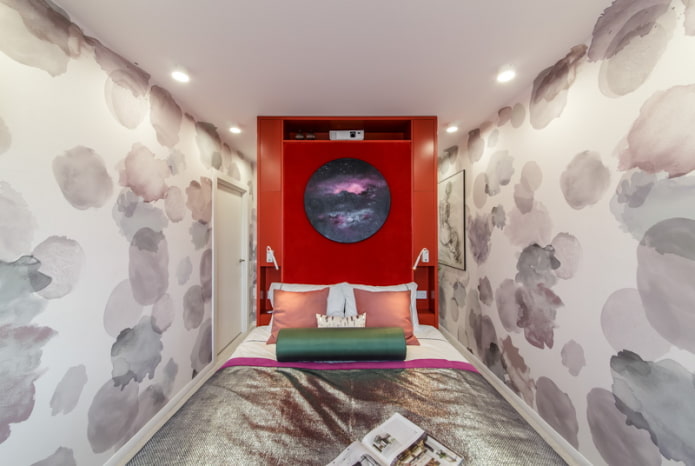 Kleines Schlafzimmer mit Spotbeleuchtung