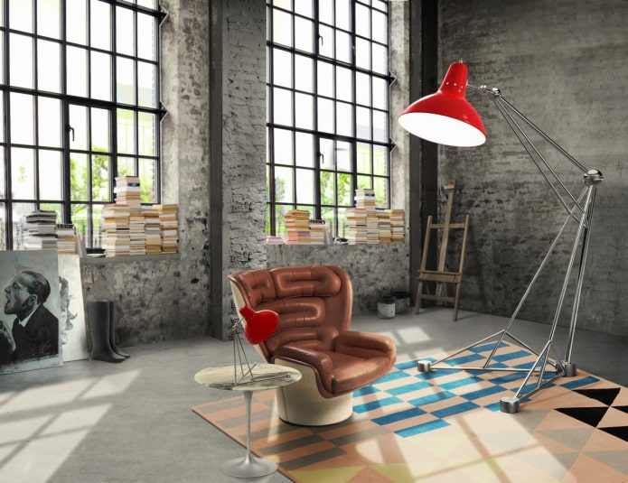 Stehlampe in einem Interieur im Loft-Stil