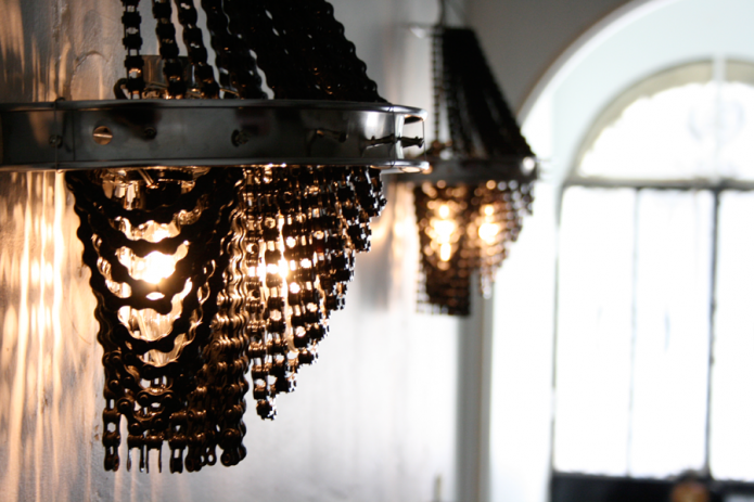 Lampe mit Ketten im Loft-Stil