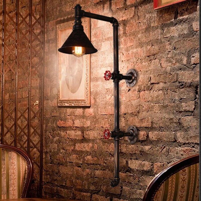 Wandlampe aus Rohren im Industriestil