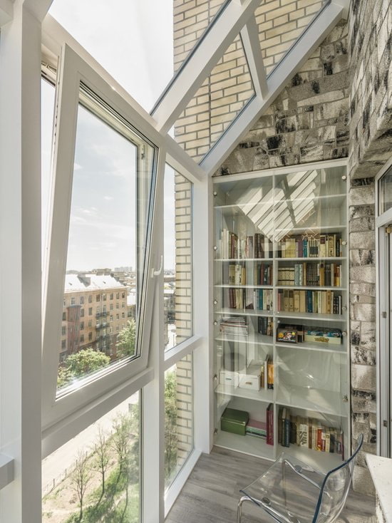 Balkon mit grauem Stein und Panoramafenstern