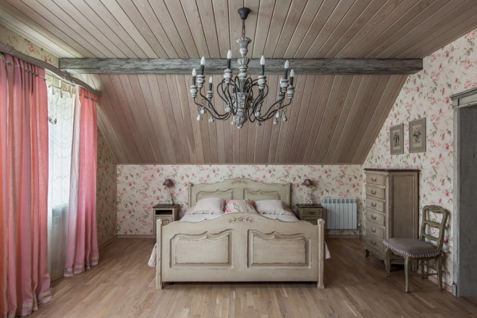Holzdecke des Dachbodens