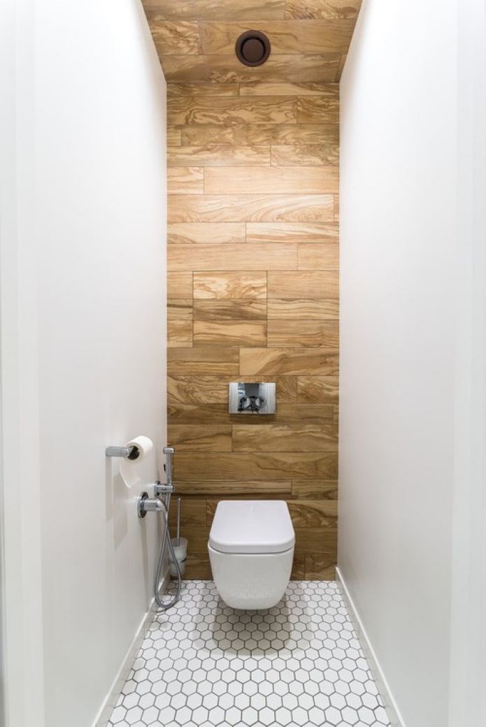 Holz an der Wand in der Toilette