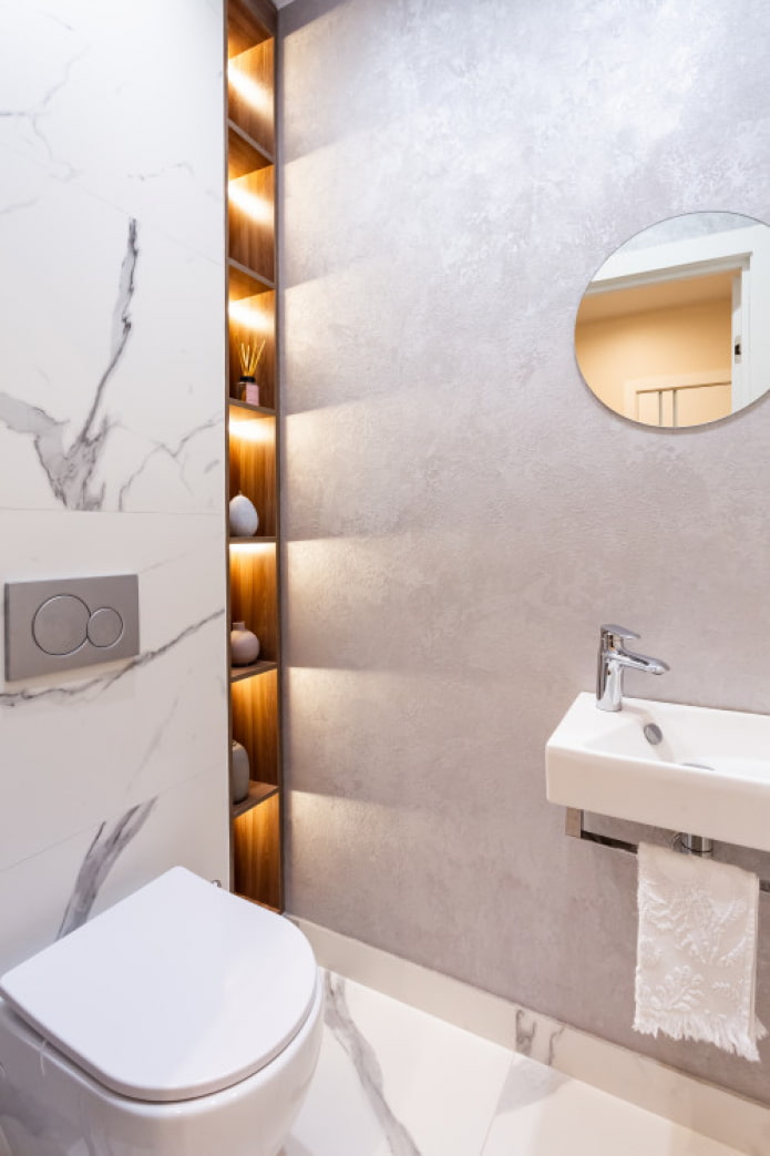 Regale in einer Nische in der Toilette