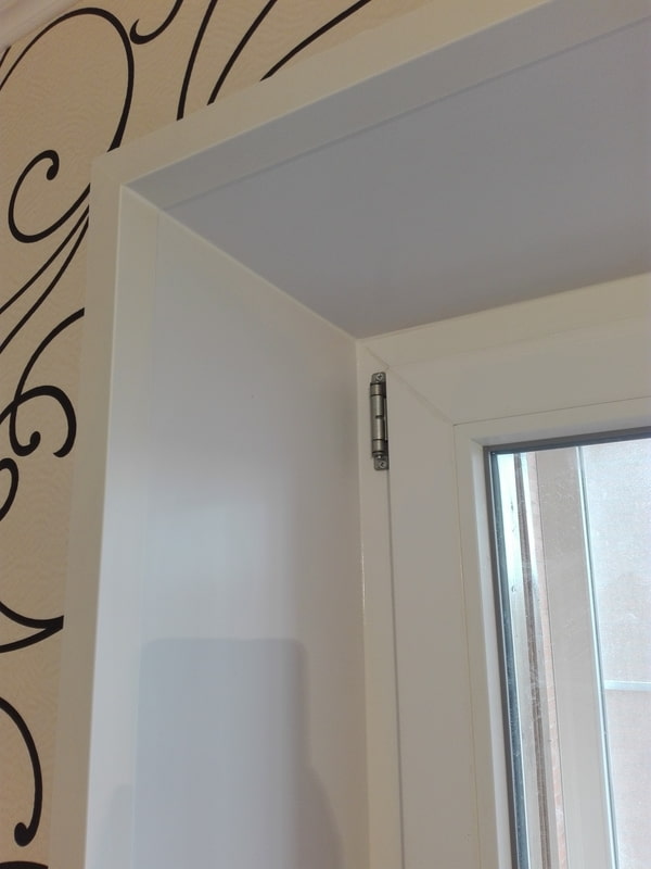 So dekorieren Sie eine Fensterschräge mit Kunststoffecken