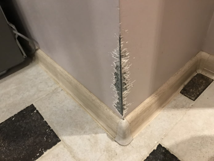 beschädigte Ecke im Flur