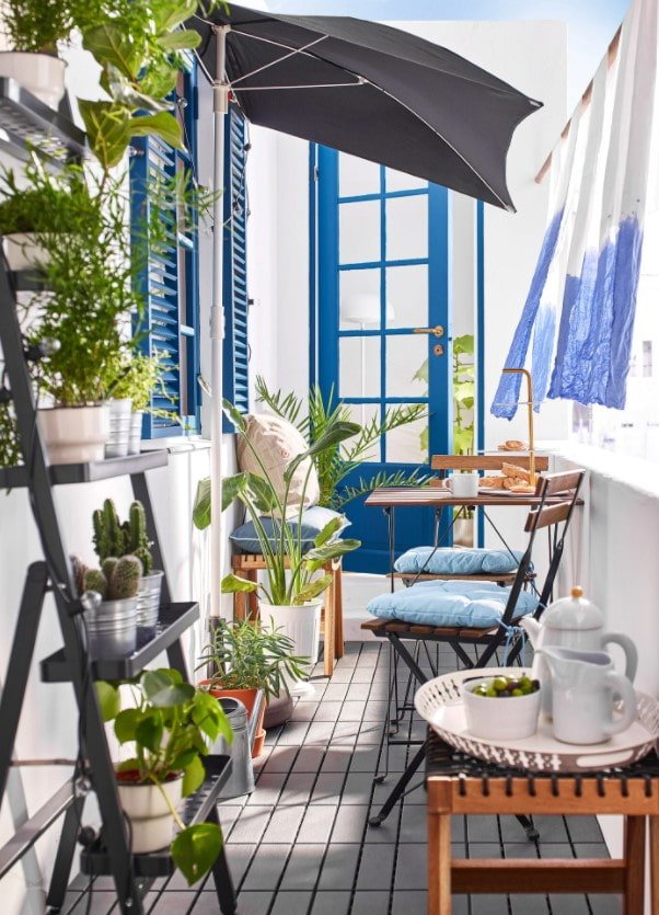 offener Balkon mit Grünpflanzen