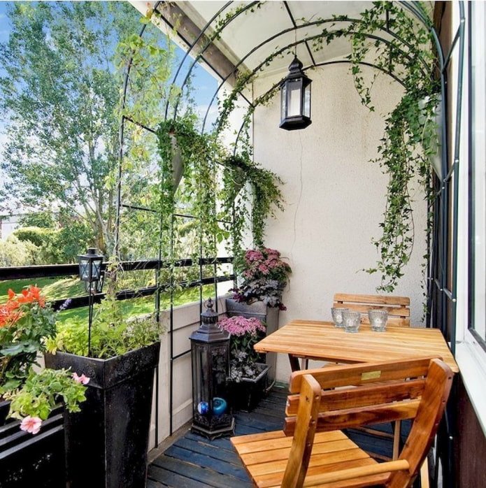 Spalier für Pflanzen auf der Loggia