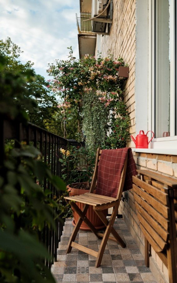 Boden auf einem offenen Balkon