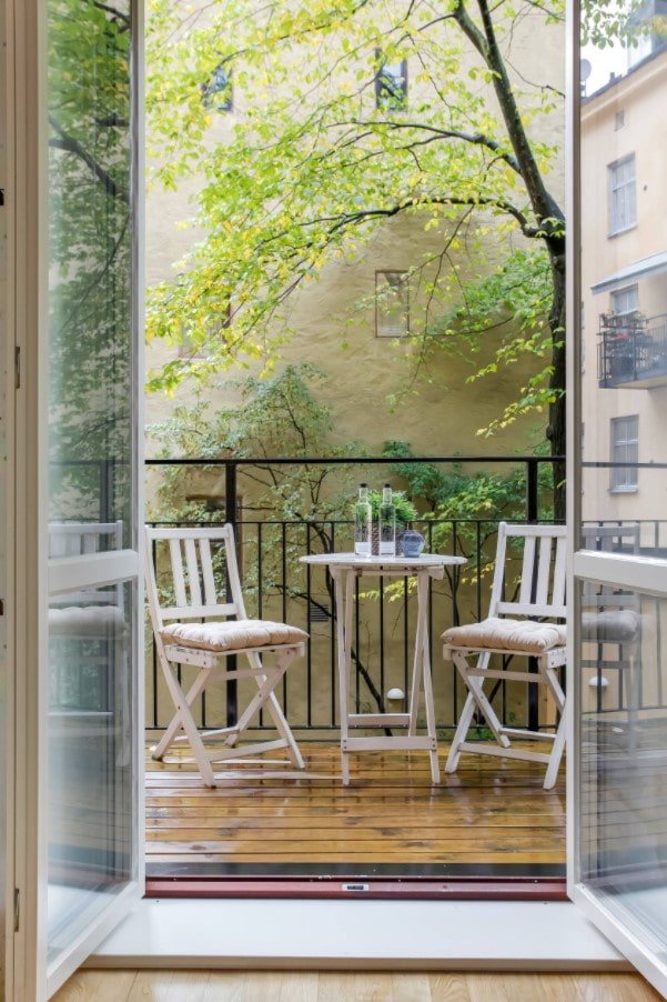Holzboden auf einer Loggia