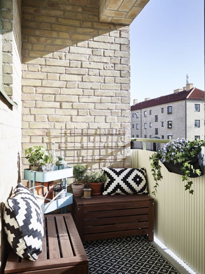 offener Balkon in einem Ziegelhaus