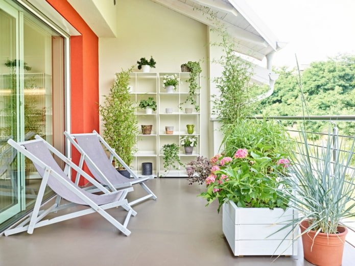 Sonnenliegen auf dem Balkon