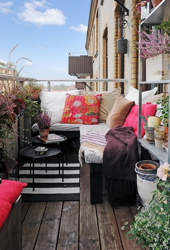 Möbel für einen offenen Balkon