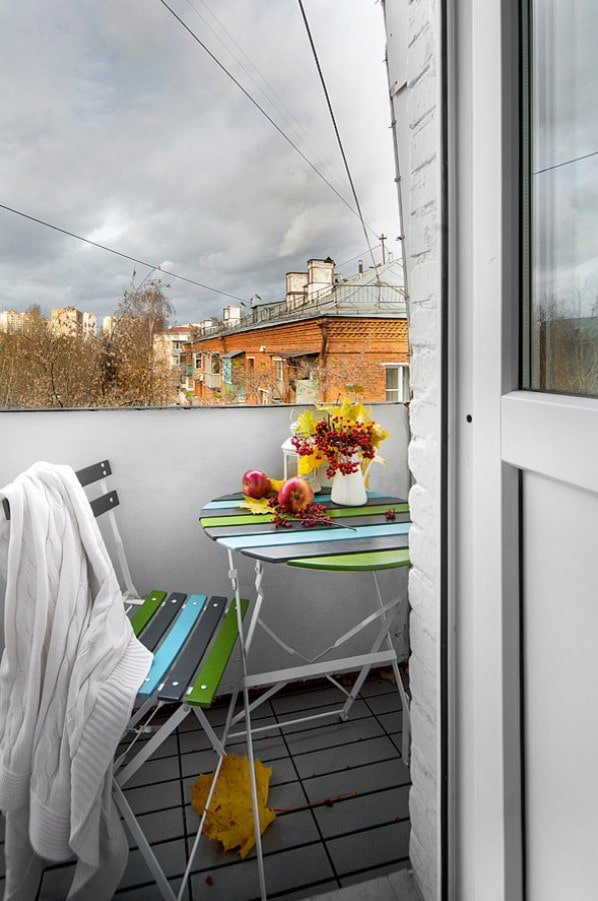 Tisch für Kaffee auf dem Balkon