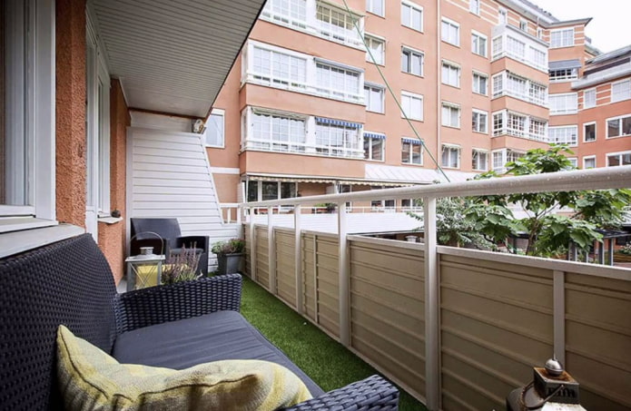 Deckendekoration auf einer offenen Loggia