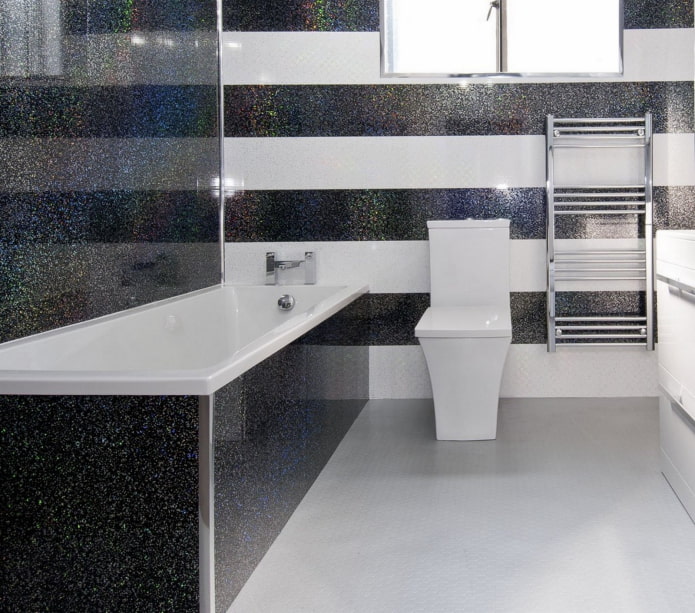 Schwarz-weißes Badezimmer