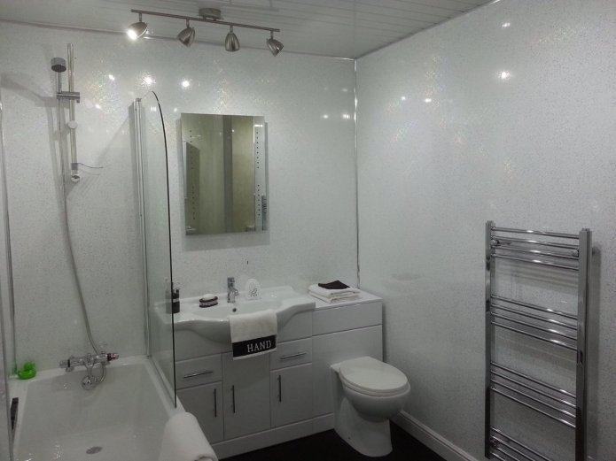 Kunststoffpaneele im Badezimmer