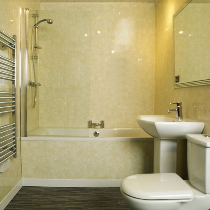 beige Paneele im Badezimmer