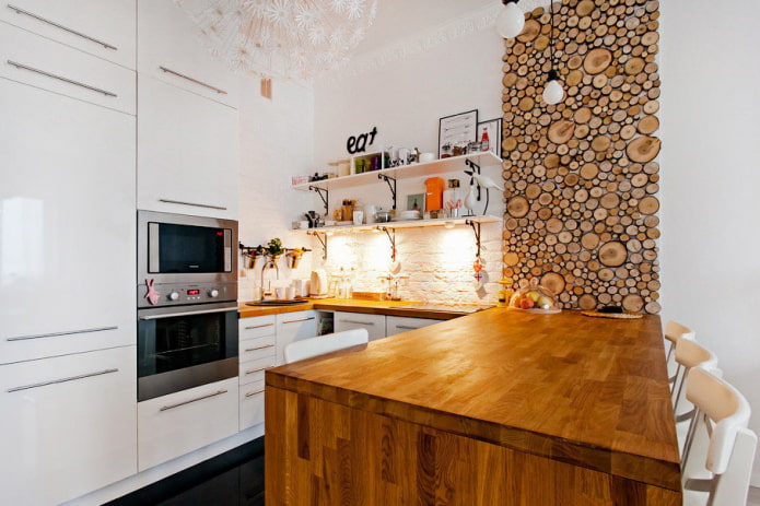 Holzpaneel im Kücheninterieur