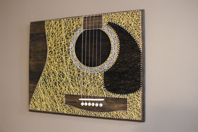 Panel aus Fäden und Nägeln an der Wand im Innenraum