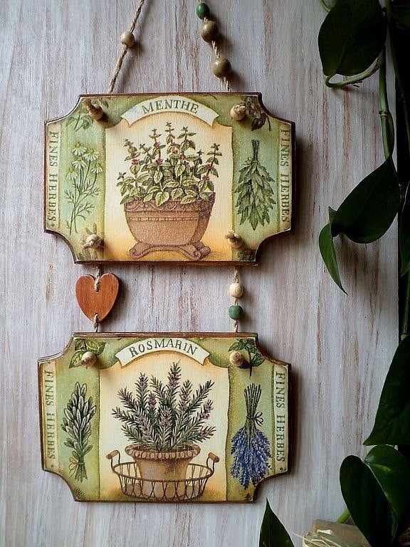Wandpaneel in Decoupage-Technik im Innenraum