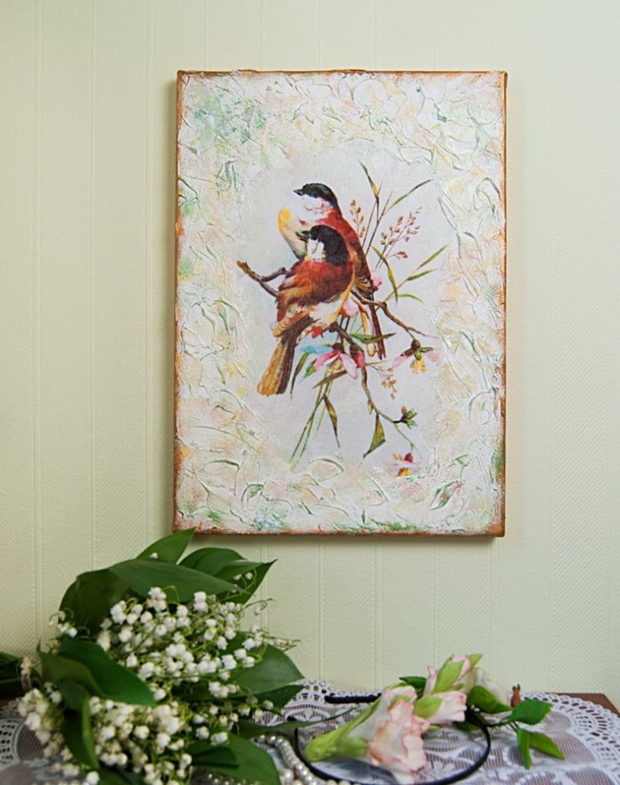 Wandpaneel in Decoupage-Technik im Innenraum