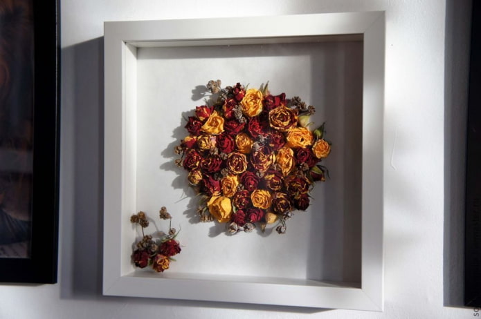 Paneel mit Blumen an der Wand im Innenraum